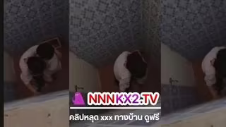 คลิปหลุด แอบถ่ายเพือนเย็ดหีสาวรุ่นน้อง ม.5 ในห้องน้ำโรงเรียน เย็ดกันเบานะ แม่งปีนดู กำลังซอยคาชุดคอซองเลย
